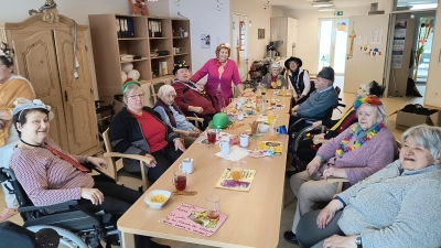 Lustiges Treiben herrschte auch in der BRK-Tagespflegestation mit Leiterin Karin Soukup.  (Bild: Nikolaus Scherr)