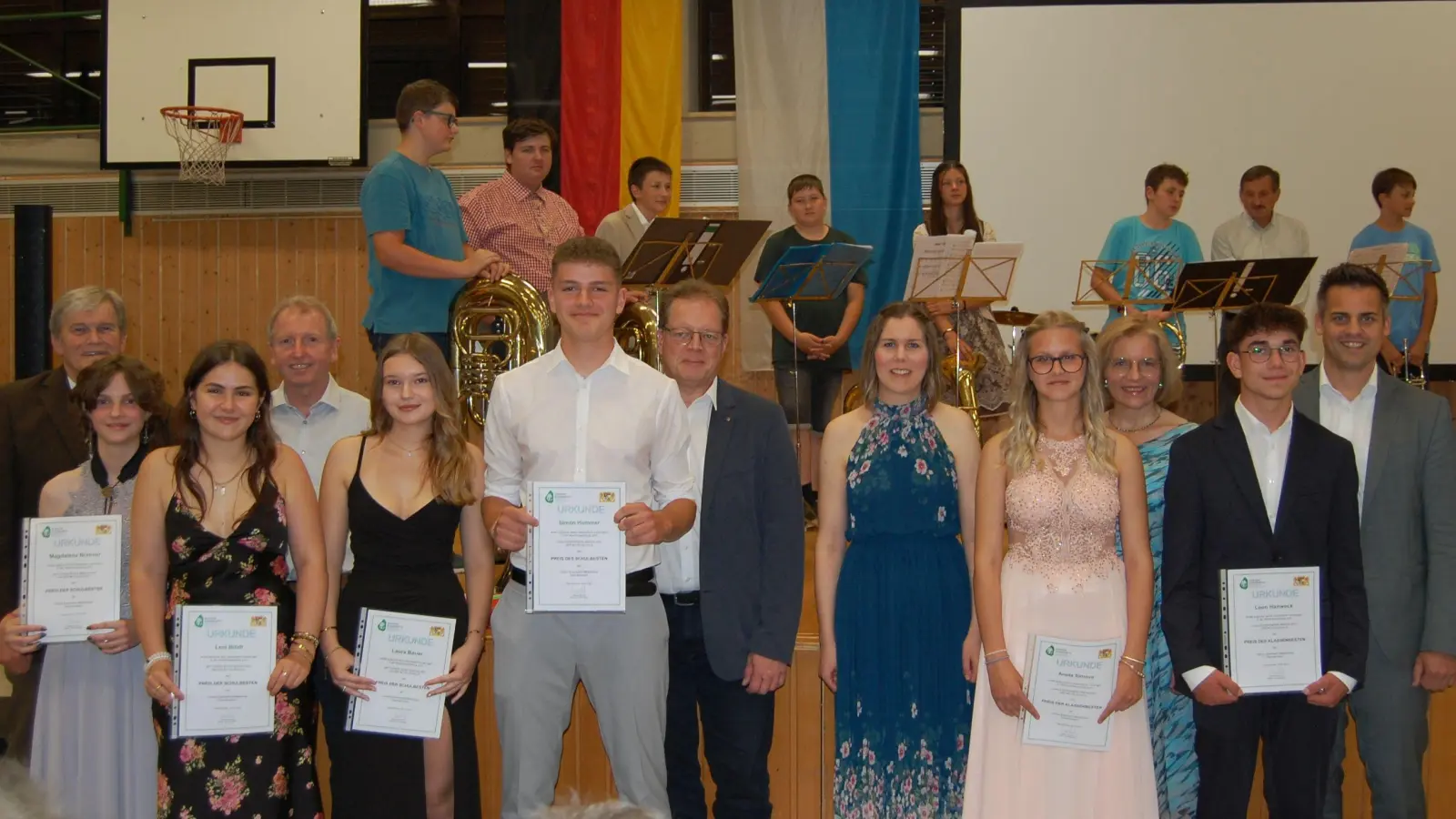 Die Schulbesten vordere Reihe) wurden für ihre herausragenden Leistungen geehrt. Im Hintergrund Schulleitung und Klassenlehrkräfte mit Bürgermeister Rudolf Teplitzky (rechts). (Bild: Alexander Dubinin)