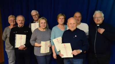 Präsese Gottfried Schubach und Vorsitzender Hermann Stadler (v.r.) gratulieren den Geehrten.  (Bild: Helmut Kunz)