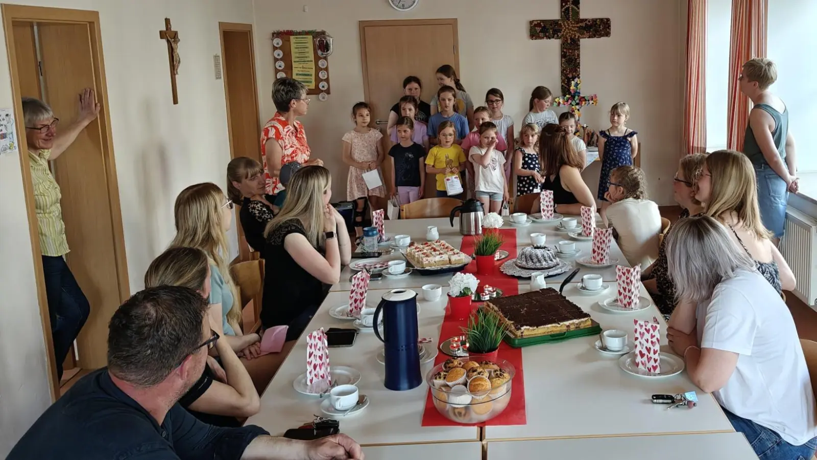 Die Kindergruppe bei der Aufführung. Stehend links neben der Gruppe Doris Reiß, rechts am Fenster Jessica Döllinger. (Bild: Markus Renner)
