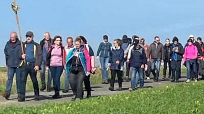 Fußwallfahrer auf dem Weg zum Fahrenberg (Bild: Carola Adam)