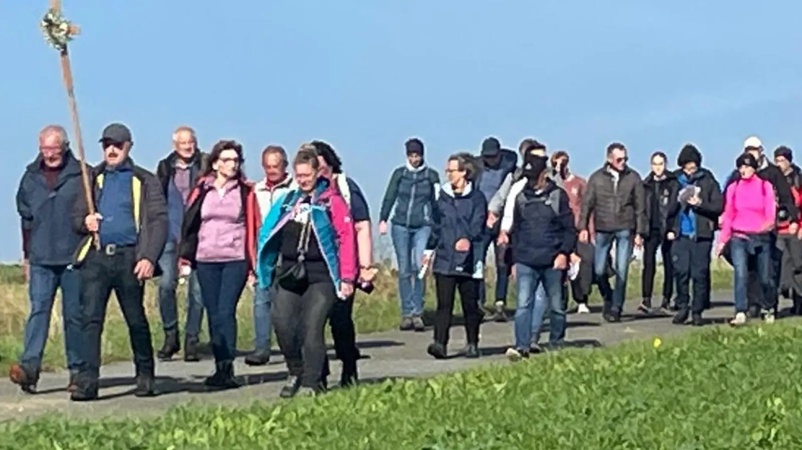 Fußwallfahrer auf dem Weg zum Fahrenberg (Bild: Carola Adam)