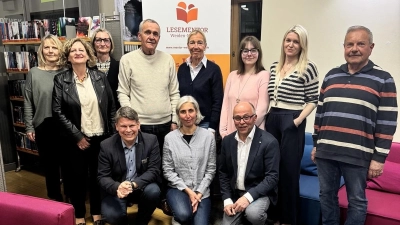 Bildunterschrift: Unterstützen weiterhin engagiert Kinder beim Lesen: Hinten v.l. 2. Vorsitzende Ruth Neumann, Schulamtsdirektorin Margit Walter, Koordinatorin Gabriele Knobel-Berberich, 1. Vorsitzender Kurt Seggewiß, Koordinatorin Ulrike Küblbeck, Mentorin und Referentin Anna Severin, Bildungsmanagerin (Stadt Weiden) Katja Zukanow, Schriftführer und Koordinator Knut Thielsen; vorn (kniend) v.l.: Stadtrat Benjamin Zeitler, Schatzmeisterin Sabine Weiß, Stellvertretender Landrat Albert Nickl. (Bild: Katja Zukanow)