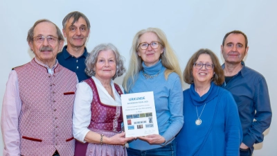 Die erfolgreichen Amberger Fotografinnen und Fotografen. V.l. Georg Birner, Uwe Weiß, Heidi Dolles-Birner, Petra Wels, Cornelia Lochner, Johann Semmler. (Es fehlen Uwe Benninghoff, Alois Keck, Dr. Andreas Urban und Michael Altmaier). (Bild: Christian Greller)