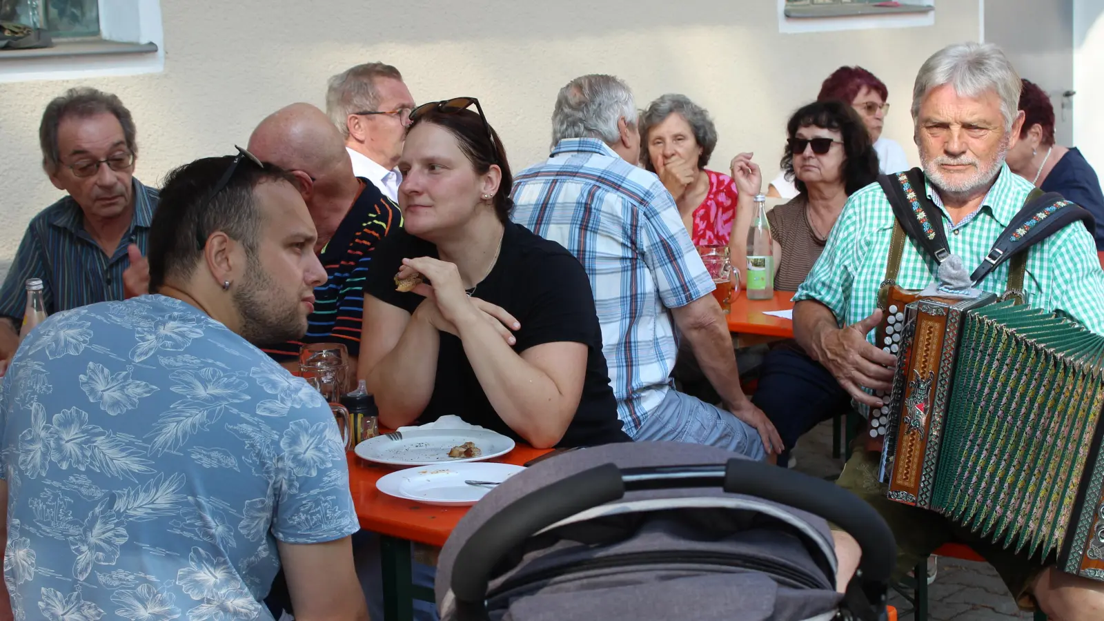 Heinz Dirnhofer begleitete mit seiner Quetsch`n musikalisch das Sommerfest der Siedlergemeinschaft Feuerhof. (Bild: Anton Fenk)