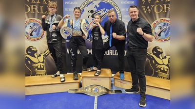 von links Max Fizia, Jenny Wurstr, Mila Wurster, Harald Folladori (WMAC Präsident), Erich Aul (Head Coach) (Bild: Achim Förtsch)