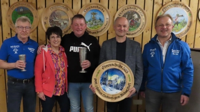 Bild zeigt die Gewinner der Vereinsmeisterschaft, von links: Josef Bauer, Elisabeth Bauer, Thomas Schmidt, Michael Nickl, Schießleiter Bernd Bauer. (Bild: Josef Söllner)