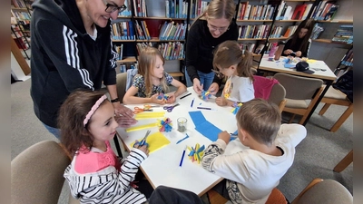 Mit viel Eifer basteln die Mädchen und Jungs wiederverwendbare Wasserbomben. (Bild: Claudia Landgraf)