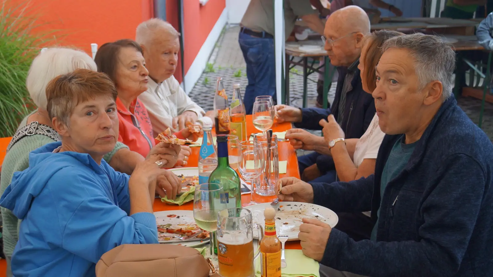 Die Gäste des Pizzaabend trotzden den Regenwetter und genossen die Holzofen Pizzen der Eichelbachschützen  (Bild: Hans Schlosser)
