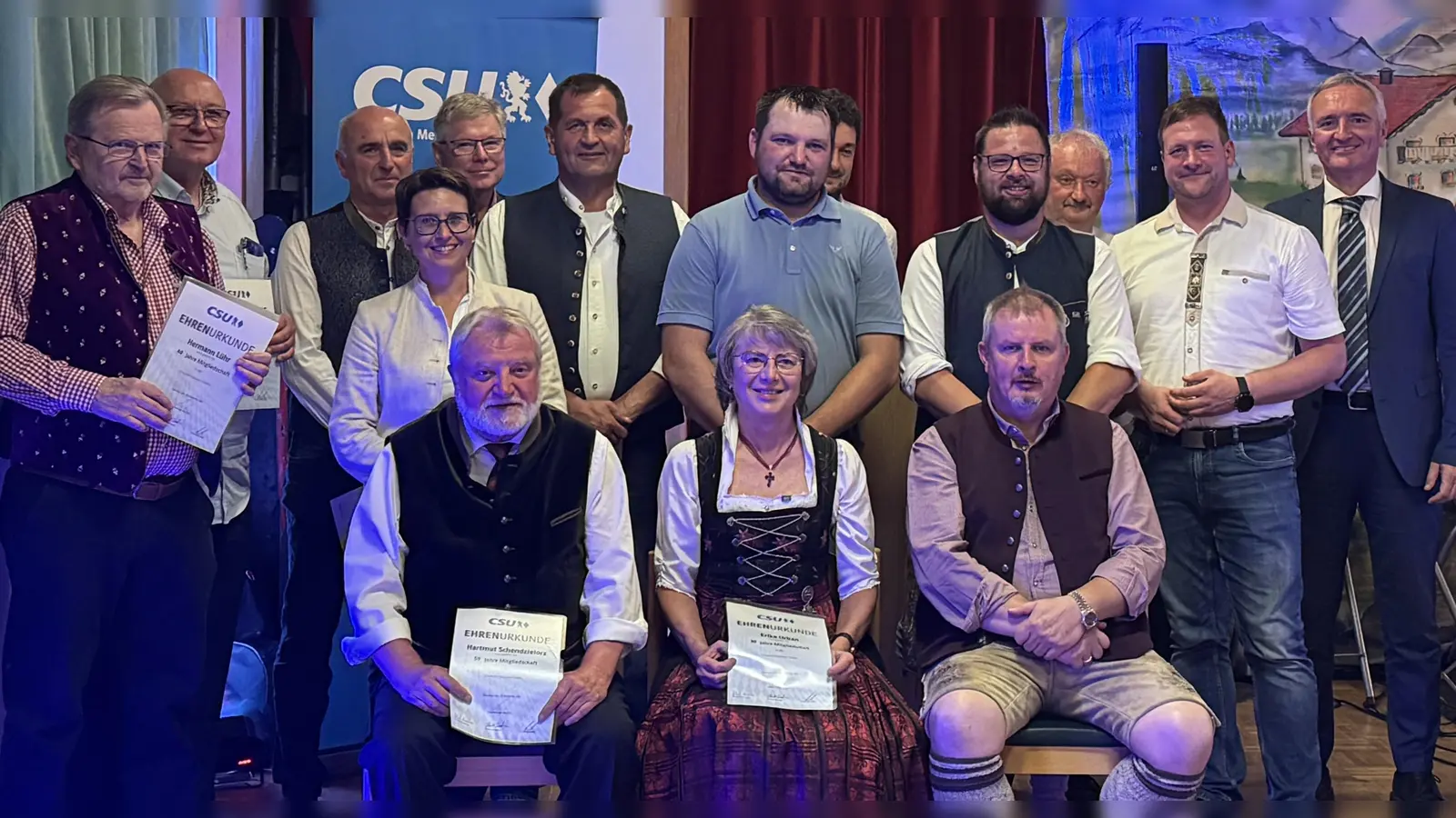 Ehrung langjähriger Mitglieder: von links (sitzend) Hartmut Schendzielorz, Erika Urban, Heinrich Schwirzer, (stehend) Hermann Lühr, Christoph Uwer, Klaus Siegert, Susanne Hierl, Reinhard Urban, Stefan Blind, Sebastian Weiß, Michael Hüttner, Thomas Lederer, Thomas Hüttner, Christian Lautenschlager, Dr. Harald Schwartz. (Bild: Dagmar Schwirzer)