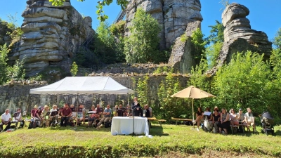 Gottesdienst an der spektakulären Felsenburg mit Pfarrer Michael Kelinske, Pfarrer Andreas Kraft, dem Posaunenchor aus verschiedenen Gemeinden und dem Kirchenchor aus Waldershof. (Bild: Gabriele Rubenbauer)