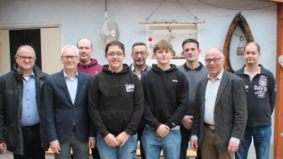 Straßenmeistereileiter Thomas Ermer, Baudirektor Gerhard Kederer vom Staatlichen Bauamt (von links), Vizelandrat Albert Nickl und Personalratssprecher Georg Thumbeck (Zweiter und Fünfter von rechts) bilanzierten die Arbeit der Straßenmeisterei Eschenbach. Als neue Mitarbeiter wurden Timo Busch, Ludwig Spörrer und Leon Schmidt (Dritter, Vierter und Sechster von links) begrüßt, Florian Kleindienst und Benjamin Fichtl (Erster und Dritter von rechts) für 25 Jahre Mitarbeit geehrt. (Bild: Bernhard Piegsa)