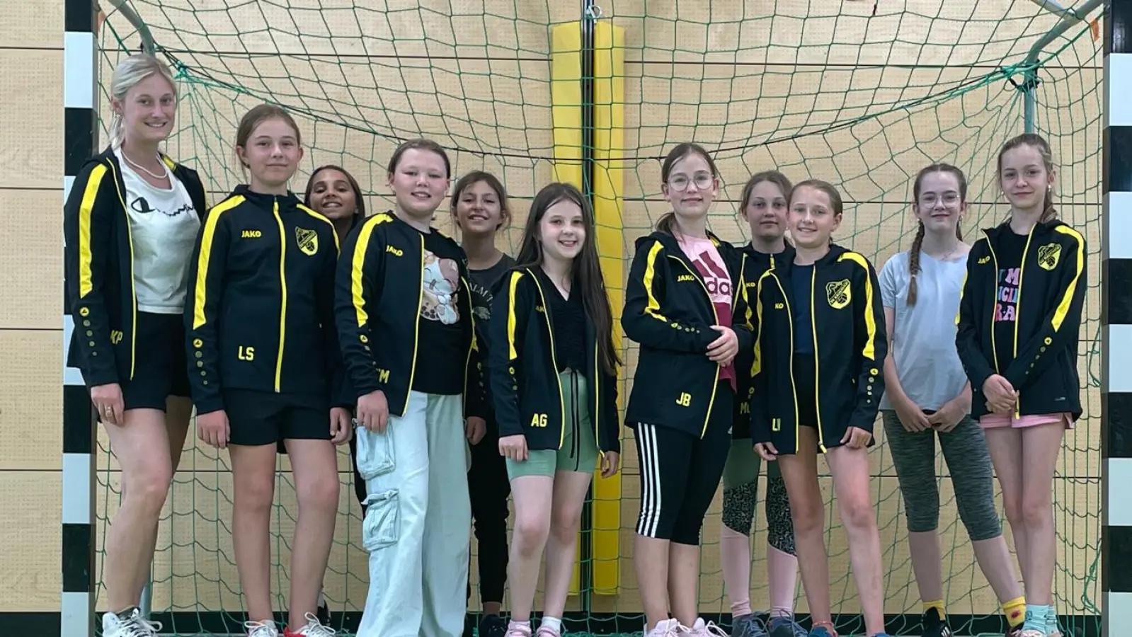 Die SV Kauerhofer Jazz Dance Gruppe mit neuen Trainingsjacken. Links Tanzlehrerin Kira Pöllingerr (Bild: Kira Pöllinger)