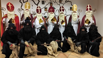 Die Nikoläuse der Kolpingsfamilie Neunburg mit ihren Krampussen. (Bild: Simon Rosner)