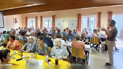 Ramona Zeitler bei der Begrüßung im Sportheim (Bild: Markus Renner)