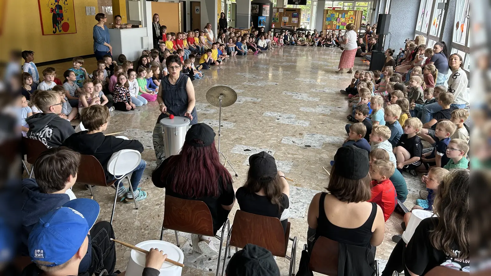Begrüßung zum Aktionstag Musik an der Grund- und Mittelschule Erbendorf durch Konrektorin Beate Koch. (Bild: Sabine Graser)