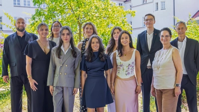 Die Jahrgangsbesten am Erasmus-Gymnasium von links: Oberstufenkoordinator Stefan Sehnke, Charlotte Gleißner (1,5), Ella Häusler (1,5), Viktoria Walden (1,1), Zoe Zweck (1,2), Lisa-Marie Konrad (1,0), Chiara König (1,1), Emily Bodensteiner (1,4), Samuel Heider (1,2), Schulleiterin Daniela von der Weien und Oberstufenkoordinator Andreas Wenkmann (Bild: Bernd Zweck)