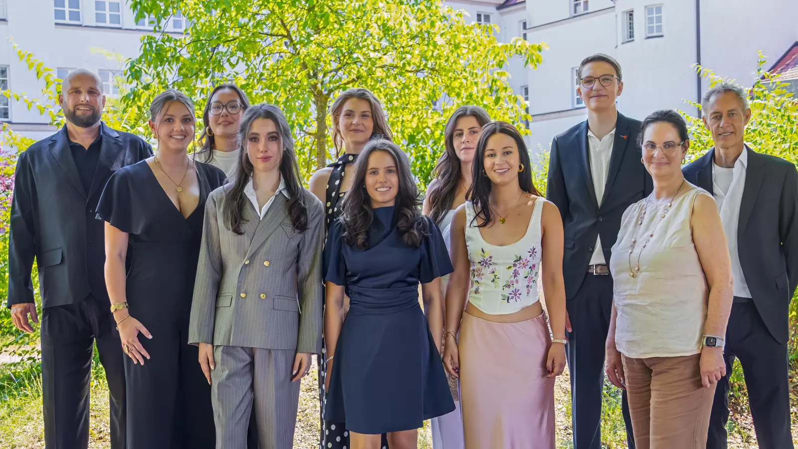 Die Jahrgangsbesten am Erasmus-Gymnasium von links: Oberstufenkoordinator Stefan Sehnke, Charlotte Gleißner (1,5), Ella Häusler (1,5), Viktoria Walden (1,1), Zoe Zweck (1,2), Lisa-Marie Konrad (1,0), Chiara König (1,1), Emily Bodensteiner (1,4), Samuel Heider (1,2), Schulleiterin Daniela von der Weien und Oberstufenkoordinator Andreas Wenkmann (Bild: Bernd Zweck)