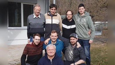 Bild vorne Christian Herrmann, 1. Reihe von links Maximilian Hauer, Lukas Pilhlfer (Spielführer) Markus Ternes, 2. Reihe von links Klaus Frieser, Dr. Andreas Beyerlein, Michael Sperber, Georg Kessler. (Bild: Ottmar Mühlberger)