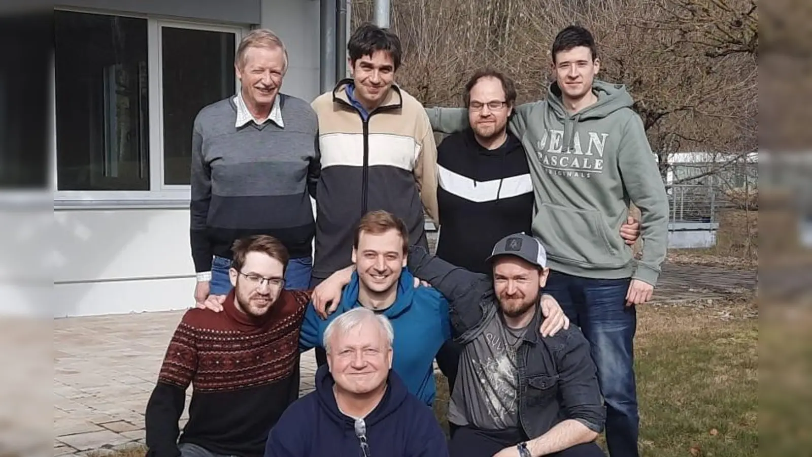 Bild vorne Christian Herrmann, 1. Reihe von links Maximilian Hauer, Lukas Pilhlfer (Spielführer) Markus Ternes, 2. Reihe von links Klaus Frieser, Dr. Andreas Beyerlein, Michael Sperber, Georg Kessler. (Bild: Ottmar Mühlberger)