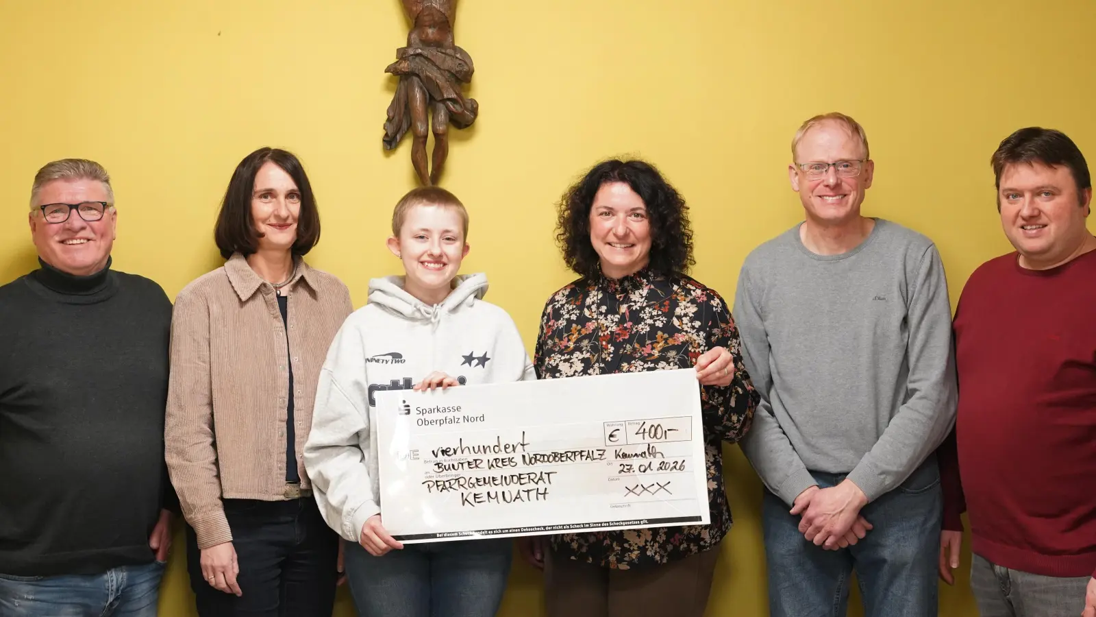Eine Spende in Höhe von 400 Euro durfte Marina Luttels (Dritte von rechts) für die Nachsorgeeinrichtung „Bunter Kreis Nordoberpfalz” entgegennehmen. Den Scheck überreichten Peter Daschner, Ina Memmel, Armin Wolfram und Markus Lehner (von links) vom Pfarrgemeinderat, sowie Eva Wolfram (Dritte von links). (Bild: Katrin Pasieka-Zapf)
