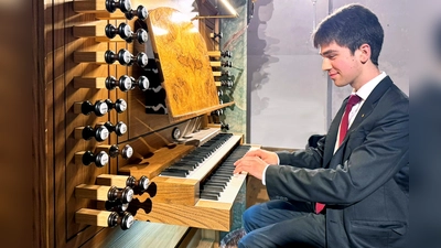 Der junge Organist Christoph Preiß begeisterte durch seine mühelos wirkende Spieltechnik und seine durchdachte Interpretation beim Orgelkonzert in St. Georg. (Bild: Peter Ringeisen)