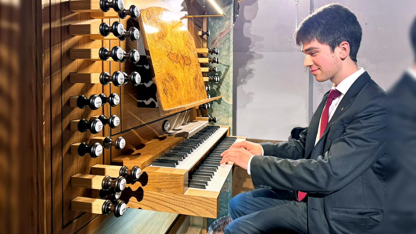 Der junge Organist Christoph Preiß begeisterte durch seine mühelos wirkende Spieltechnik und seine durchdachte Interpretation beim Orgelkonzert in St. Georg. (Bild: Peter Ringeisen)