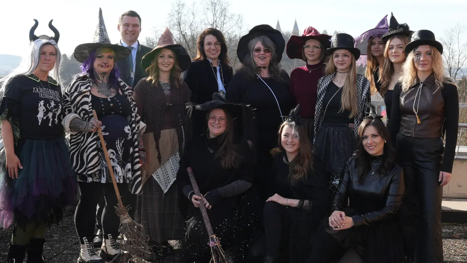 Dietldorfer Hexen statteten Landrat Thomas Ebeling einen Besuch ab. (Bild: Laura Kohl)