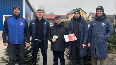 Über eine 500-Euro-Spende der FC-Mannschaften für die Kinderkrebshilfe freute sich Andreas Steil (Bildmitte). Die Spende überreichten Aktive des FC-Spielerrats.  (Bild: Robert Dotzauer)