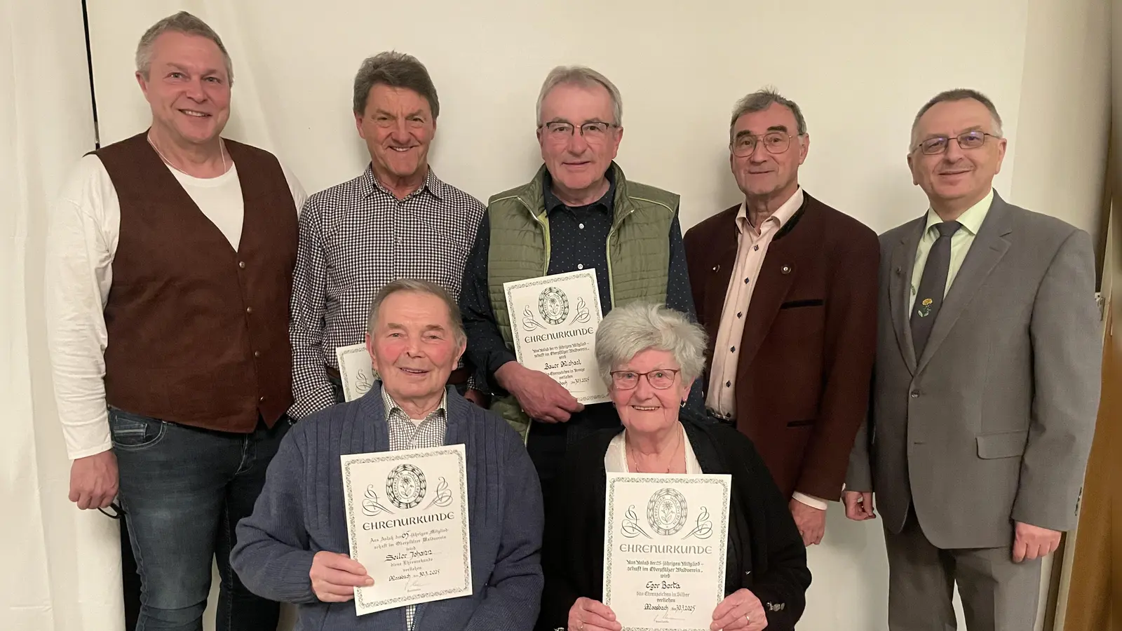 Die geehrten Vereinsmitglieder Karl Gall, Michael Bauer, Johann Seiler (vorne) und Berta Eger (vorne) mit 3. Bgm. Helmut Meindl, Norbert Grießbacher vom Hauptverein und 1. Vorsitzender Josef Enslein (v. links)  (Bild: Julia Gatz)