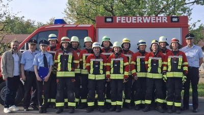 Die Teilnehmenden an der Leistungsprüfung mit Bürgermeister Elmar Halk, KBI Hans Sperber, Schiedsrichterin Simone Schmidt und KBM Thorsten Jobst. (Bild: Claudia Oberleiter)