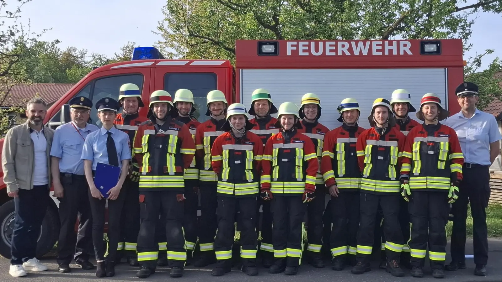 Die Teilnehmenden an der Leistungsprüfung mit Bürgermeister Elmar Halk, KBI Hans Sperber, Schiedsrichterin Simone Schmidt und KBM Thorsten Jobst. (Bild: Claudia Oberleiter)