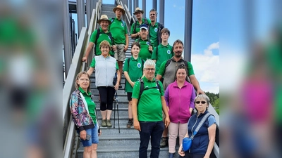 Die Wandergruppe aus Eslarn mit Wanderwartin Agnes Voit (vorne rechts) waren begeistert von der Tirschenreuther Teichpfanne und erklommen gemeinsam die „Himmelsleiter”. (Bild: Dominik Brenner)