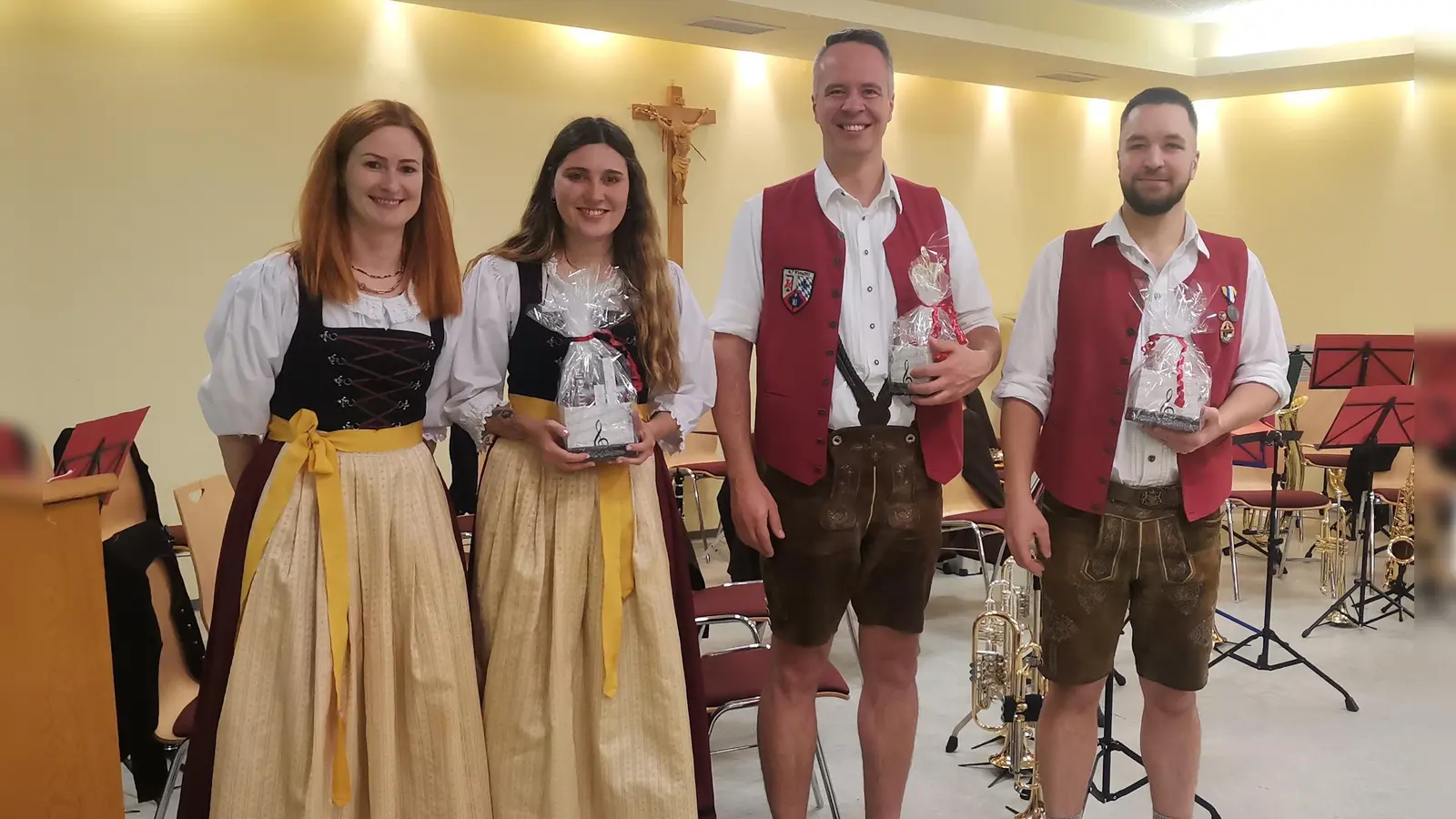 Theresa Bauer, die Vorsitzende der Blaskapelle, dankte den musikalischen Leitern mit einem kleinen Präsent, Susanne Hutzler (Jugendblaskapelle) und Sebastian und Thomas Kunschir (Gesamtkapelle) von links. (Bild: Annemarie Mösbauer)