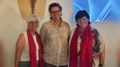 Die beiden Frauenbundvorsitzenden Elisabeth Dietz u. Irene Zangl, Bildmitte: Fachanwältin Andrea Gruber. (Bild: Elisabeth Dietz)