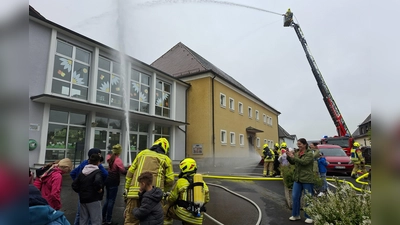 Interessiert verfolgen die Grundschüler die Einsatzübung der Freiwilligen Feuerwehr beim Probealarm. (Bild: Doris Bodensteiner)