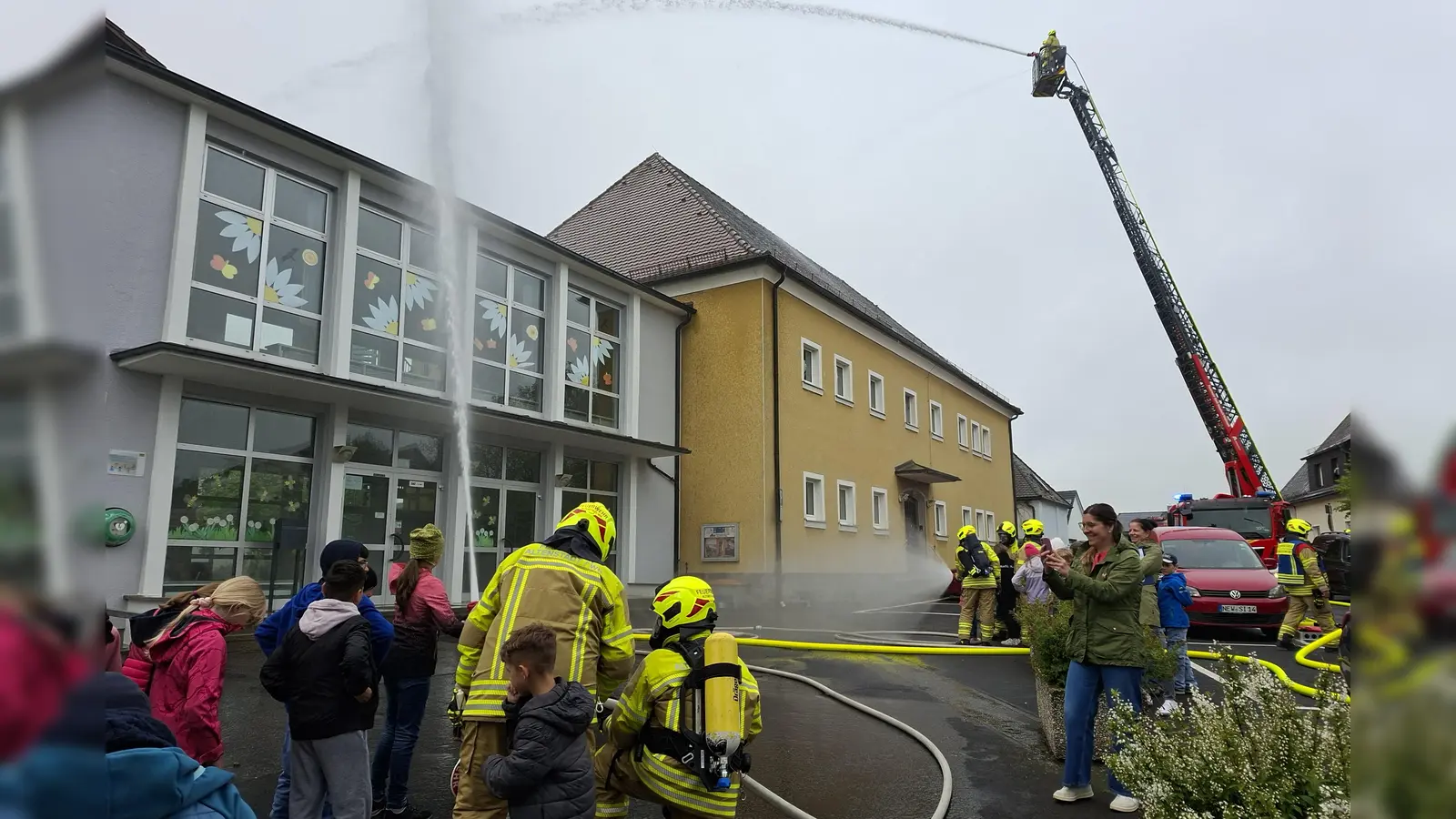 Interessiert verfolgen die Grundschüler die Einsatzübung der Freiwilligen Feuerwehr beim Probealarm. (Bild: Doris Bodensteiner)