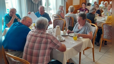 „Passt scho”, Andreas Ebnet, Christina Serve und Teilnehmer:innen (Bild: Fritz Lindmeier)