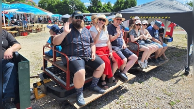 Fahrten mit der Feldbahn gehören auch diesmal zum Programm beim Drehscheibenfest in Amberg. (Bild: Matthias Gruschwitz  )