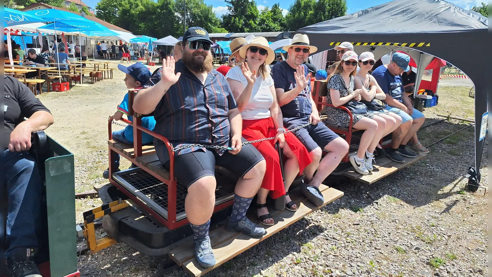Fahrten mit der Feldbahn gehören auch diesmal zum Programm beim Drehscheibenfest in Amberg. (Bild: Matthias Gruschwitz  )