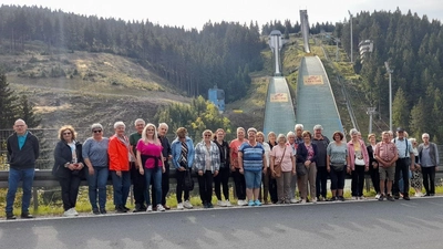 auf dem Bild sind die Ausflügler der KAB Neusorg/Riglasreuth vor der Skisprungschanze in Oberhof (Bild: Gabi Söllner)
