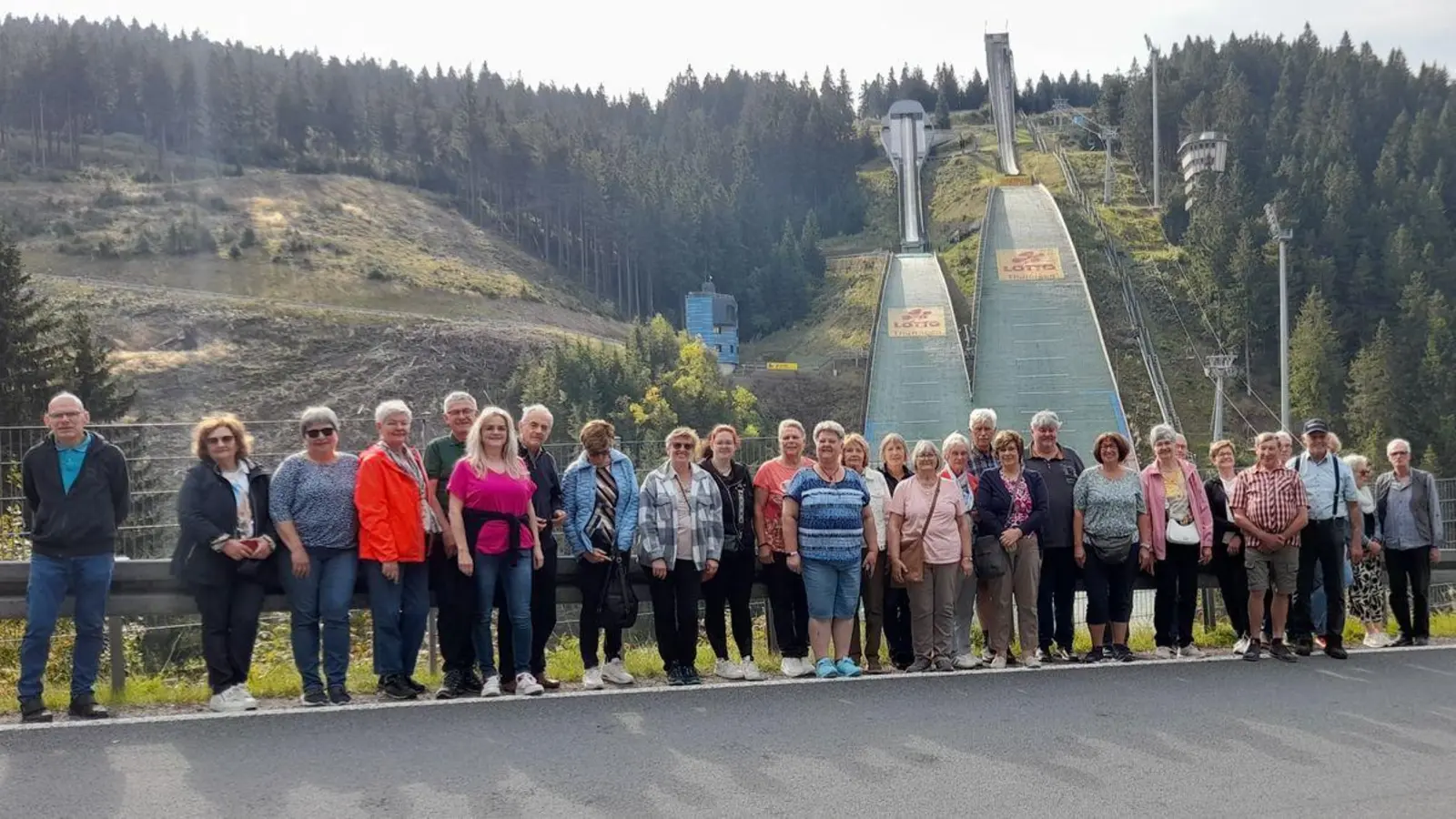 auf dem Bild sind die Ausflügler der KAB Neusorg/Riglasreuth vor der Skisprungschanze in Oberhof (Bild: Gabi Söllner)