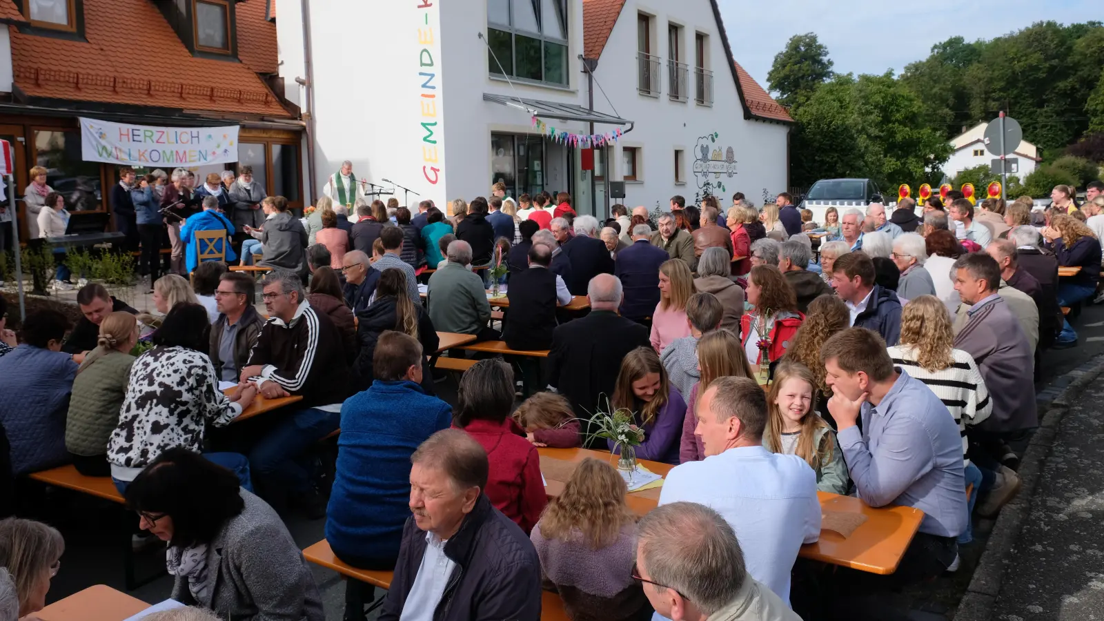 Mit einem feierlichen Festgottesdienst, der kirchlichen Segnung, einem Tag der offenen Tür und einem abwechslungsreichen Kinderprogramm feierten die Speinsharter den Abschluss der Kita-Sanierung. (Bild: Robert Dotzauer)