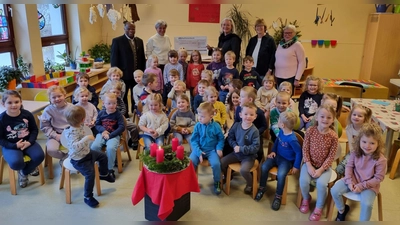 Bei der Spendenübergabe im Kindergarten St. Martin in Wutschdorf.  (Bild: Johanna Köbler)