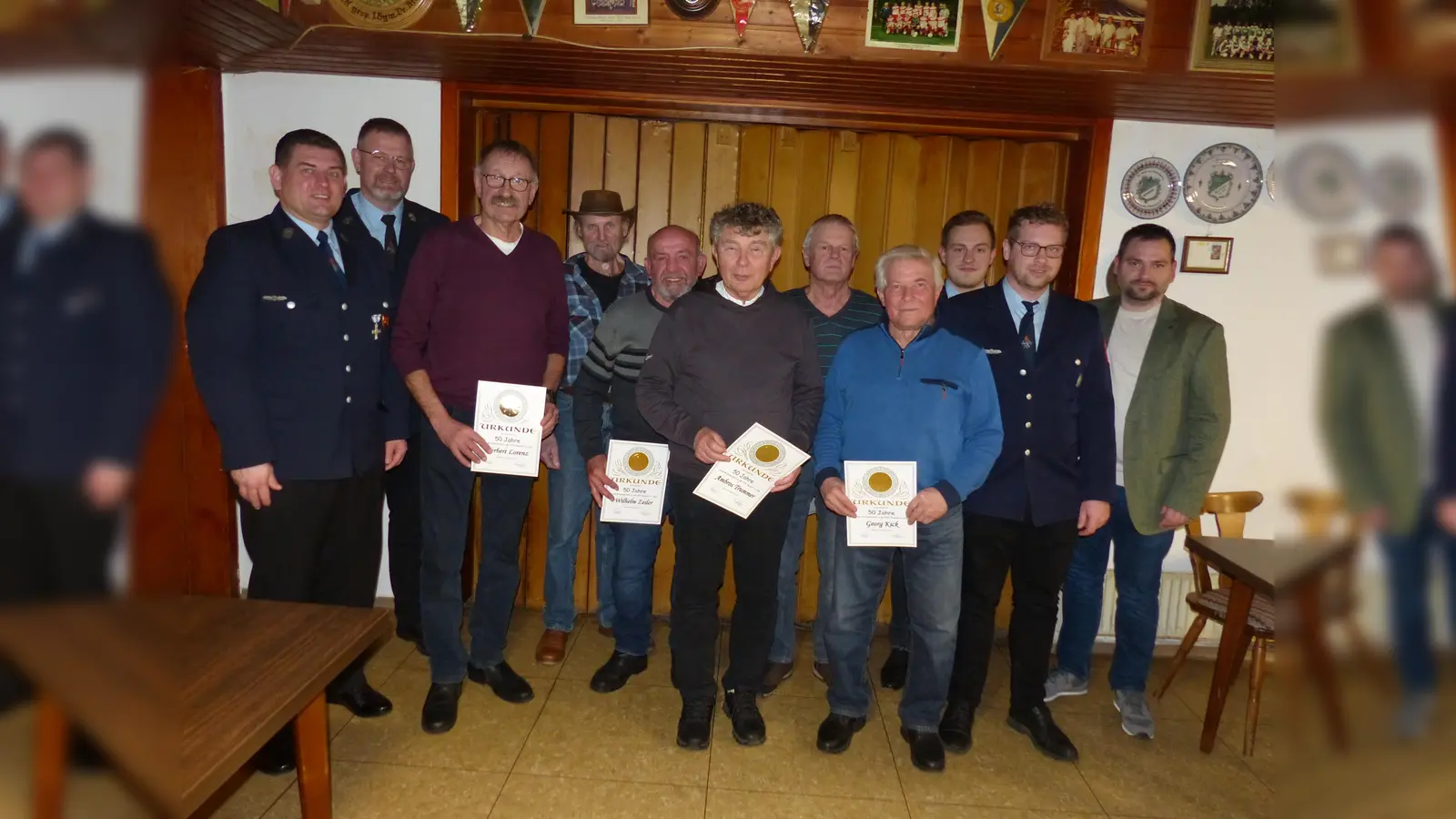 Vorsitzender Matthias Post (links) ehrte mit Bürgermeister Sebastian Hartl (rechts) langjährige Mitglieder der Feuerwehr Neudorf, darunter auch Pfarrer Ambros Trummer (Mitte). (Bild: Hans Meißner)