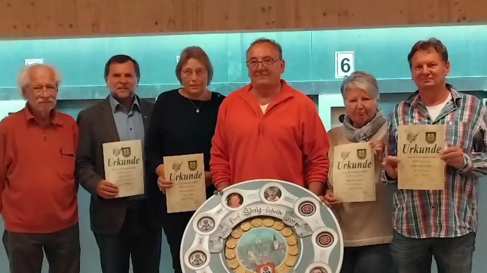 v.l.n.r. Schützenmeister Reinhold Brandl, 2.Bürgermeister Günter Koller, Monika Weber, König Manfred Ottmann, Helga und Günter Mutzbauer. (Bild: Reinhold Brandl)