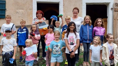 Die Teilnehmerinnen und Teilnehmer des Ferienprogramms mit den Betreuerinnen Frau Elfriede Winter und Frau Waltraud Gnahn vor dem Bauernhofmuseum Goglhof in Eberhardsbühl. (Bild: Waltraud Gnahn)