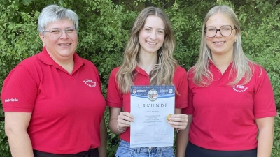 Höchste Auszeichnung im Laienmusikbereich: Selina Ehlerding (Mitte) mit Gabriele Scheuerer (li.) und Lena Breitschaft (re.)  (Bild: Hannah Scheuerer)