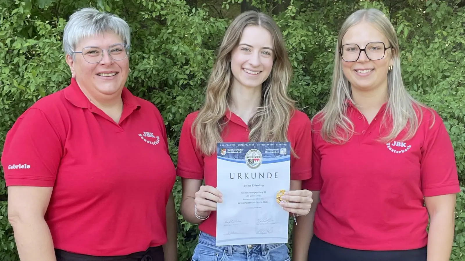 Höchste Auszeichnung im Laienmusikbereich: Selina Ehlerding (Mitte) mit Gabriele Scheuerer (li.) und Lena Breitschaft (re.)  (Bild: Hannah Scheuerer)