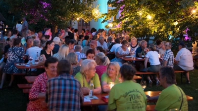 Stimmungsvolles Ambiente im Pfarrheimgarten (Bild: Maximilian Melzner)
